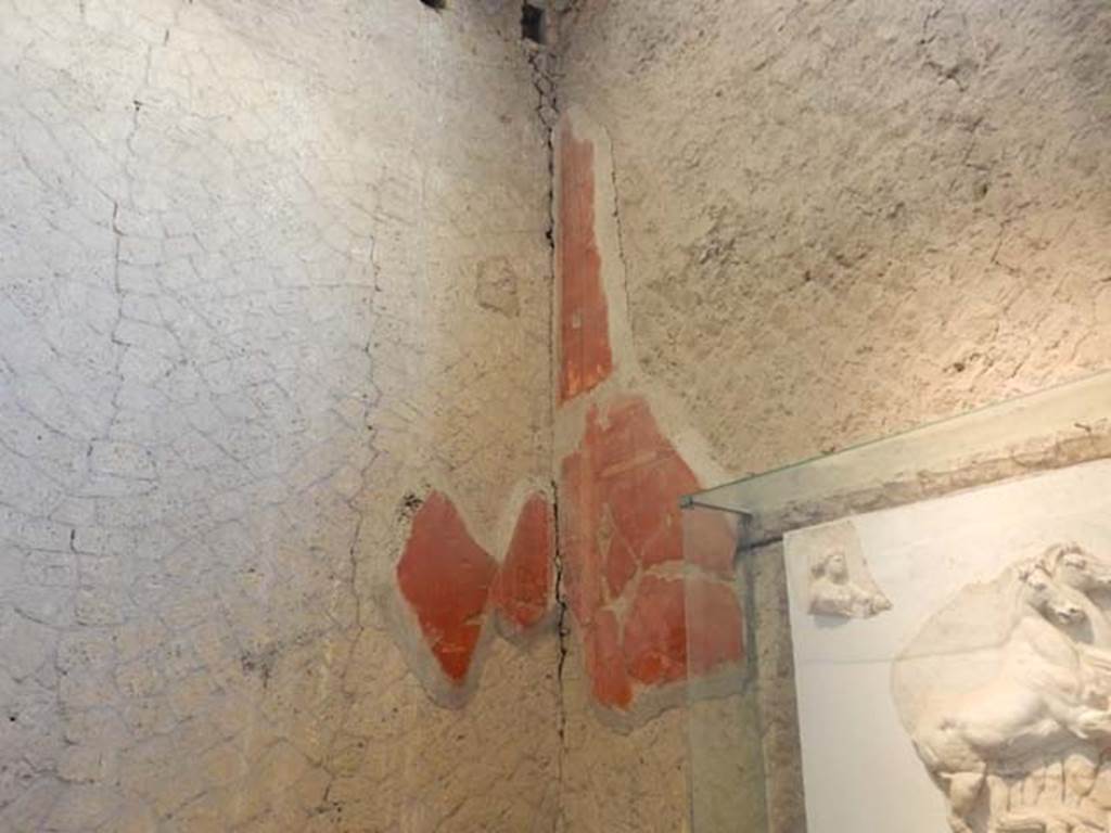 V.8 Herculaneum. May 2018. Room 7, remaining painted decoration in south-east corner.
Photo courtesy of Buzz Ferebee.